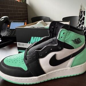 Nike Air Jordan 1 Retro High OG GS - White, Black, Green Glow 6youth